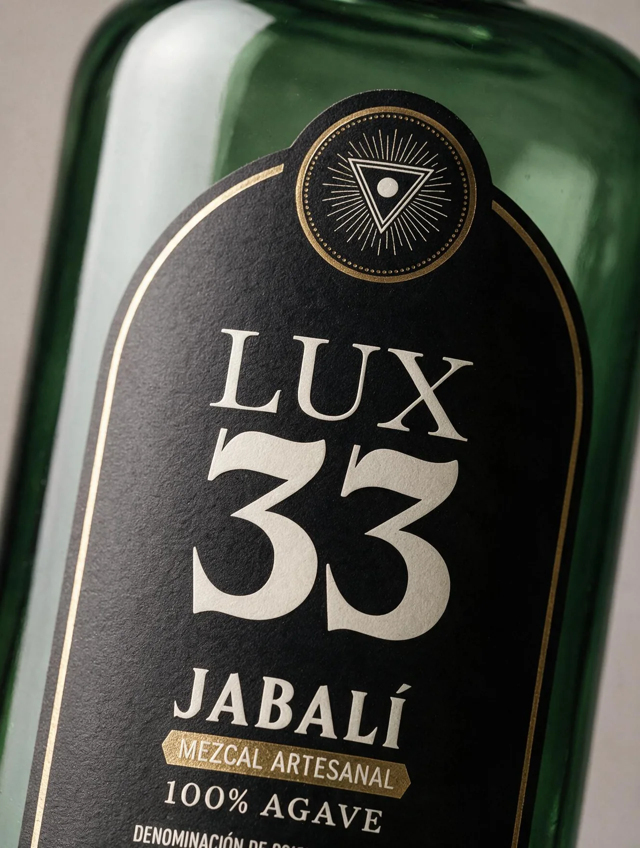 Botella de mezcal Lux 33 Jabalí, marca desarrollada por Dobalab
