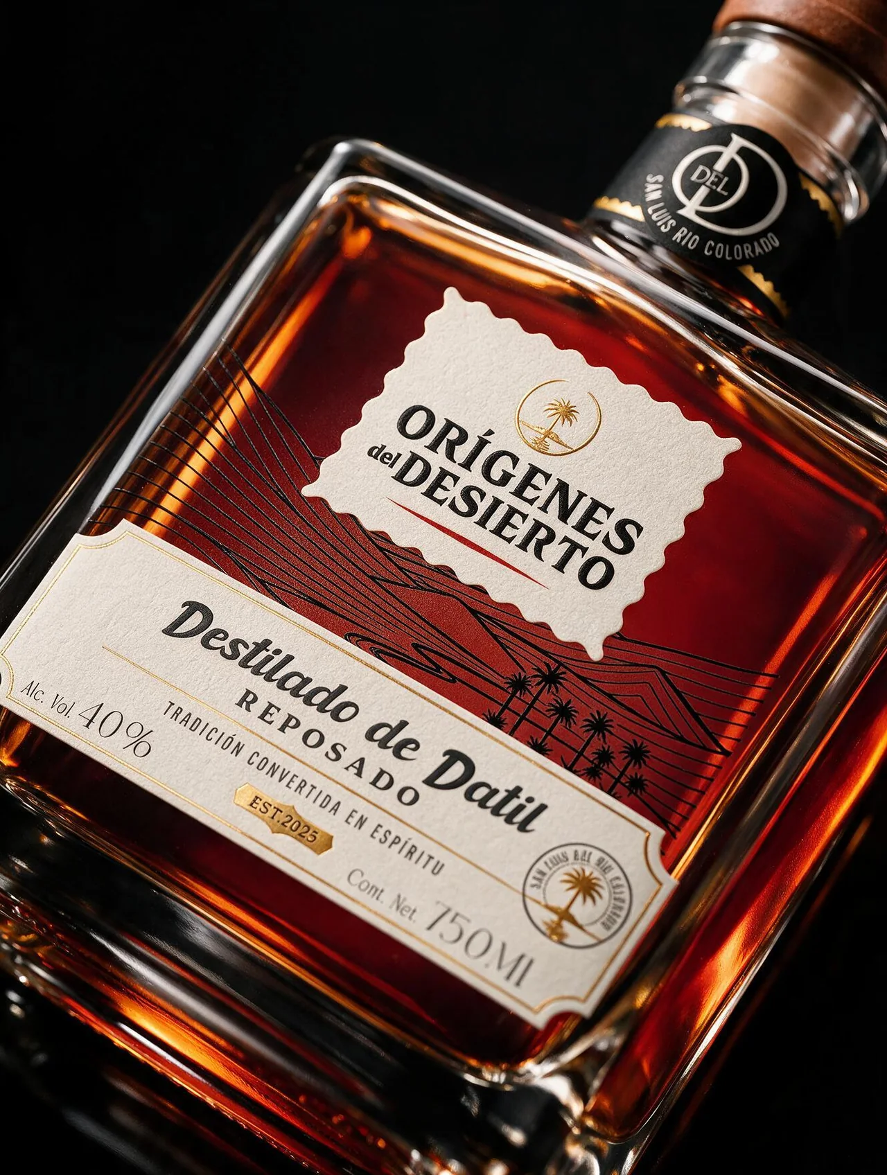Botella de mezcal Orígenes del Desierto Reposado, marca desarrollada por Dobalab