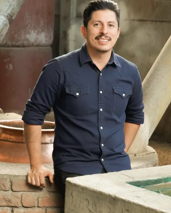 Rodrigo Priego, fundador de Dobalab, en un palenque de mezcal en Oaxaca