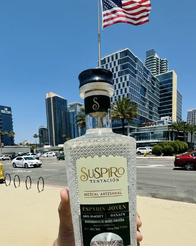 Botella de mezcal Suspiro Tentación en San Diego, California, marca oaxaqueña desarrollada por Dobalab